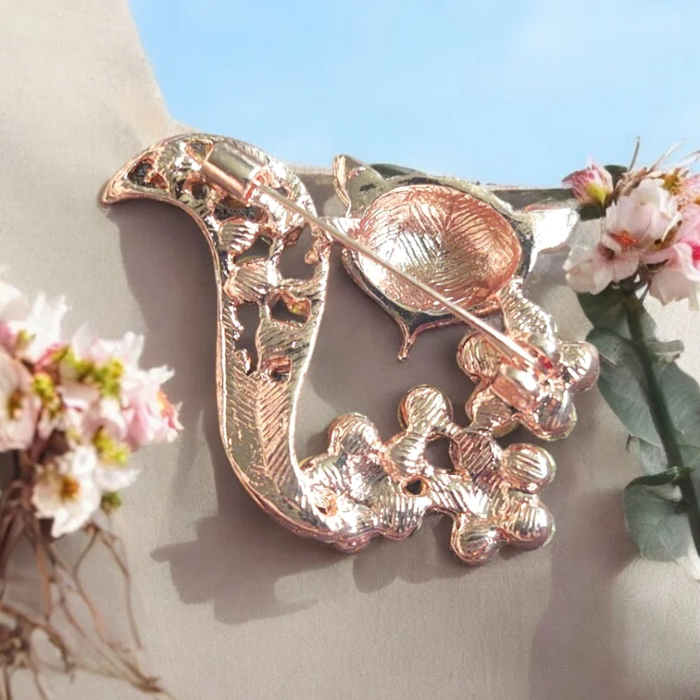 Elegant Silver Fox Brooch with Crystals - Picture 2 of 2